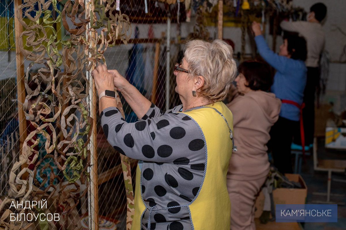 Працюють щодня у дві зміни: мер Кам’янського передав спанбонд для “Жіночої сотні”, яка виготовляє маскувальні сітки для ЗСУ 5