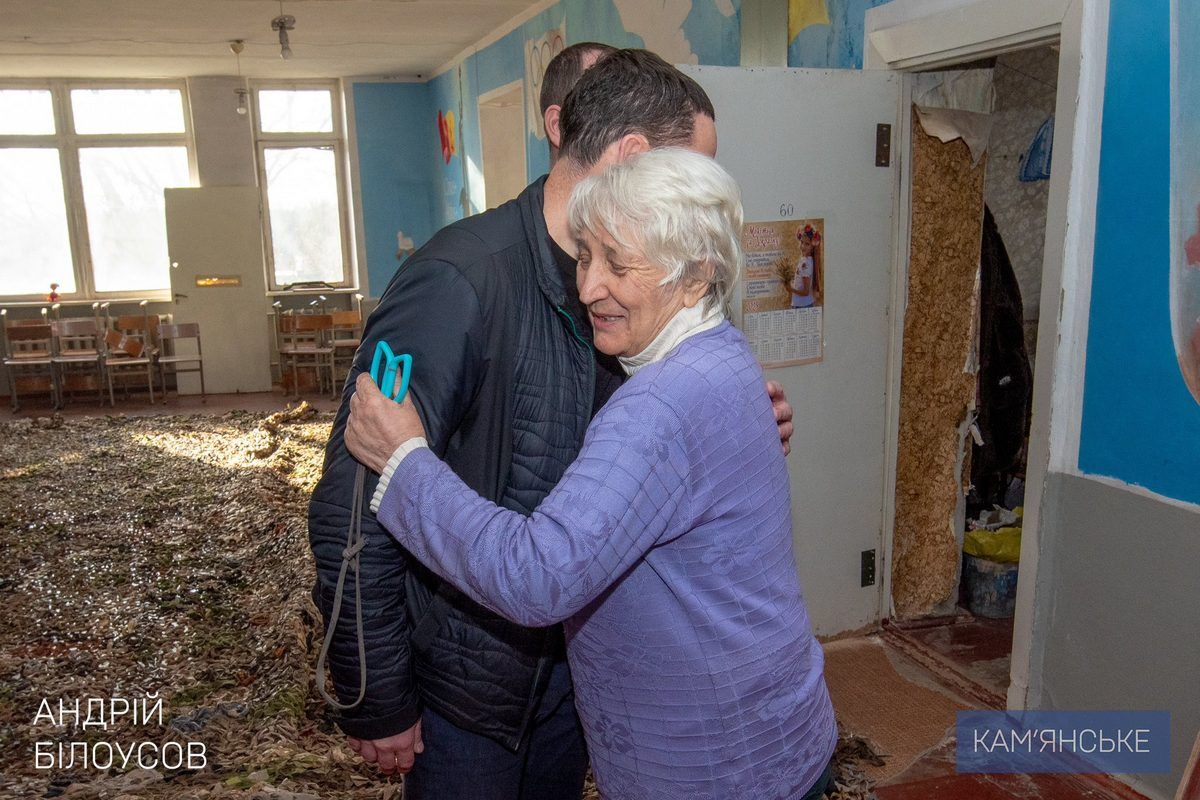 Працюють щодня у дві зміни: мер Кам’янського передав спанбонд для “Жіночої сотні”, яка виготовляє маскувальні сітки для ЗСУ 9