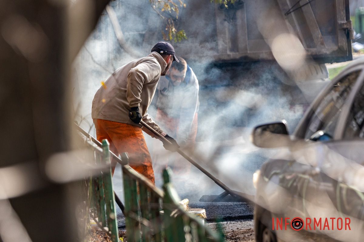 Кладуть новий асфальт Кладуть новий асфальт