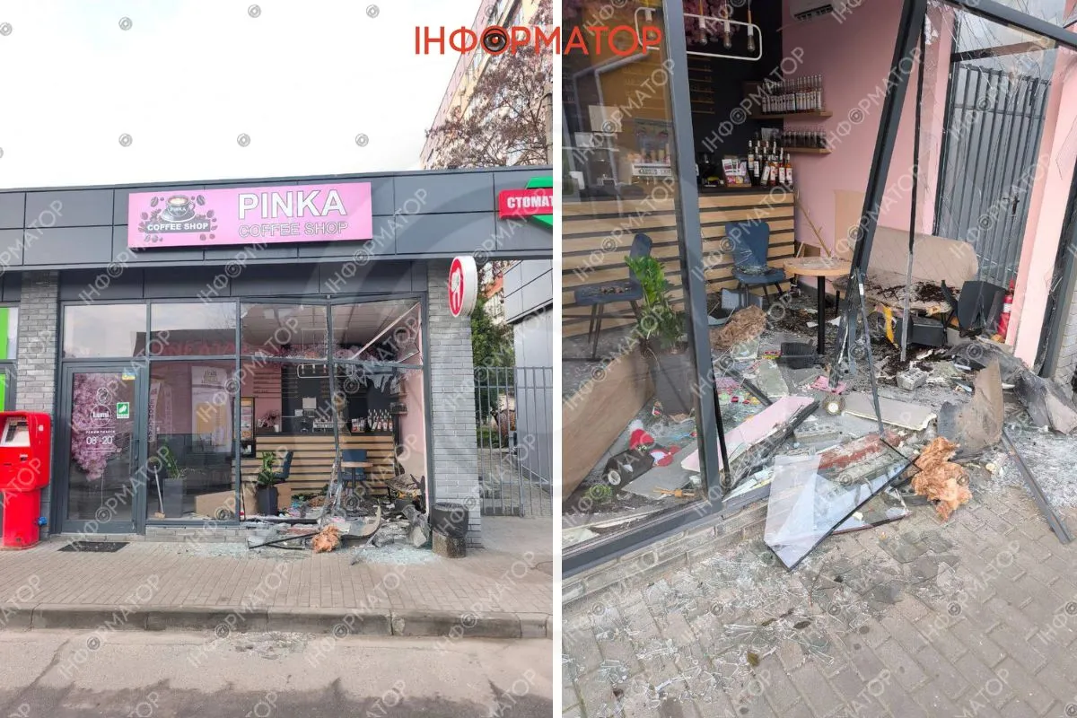 У Вільному провулку у Дніпрі водій Chevrolet влетів у кав'ярню, у водія були ознаки сп'яніння У Вільному провулку у Дніпрі водій Chevrolet влетів у кав'ярню, у водія були ознаки сп'яніння