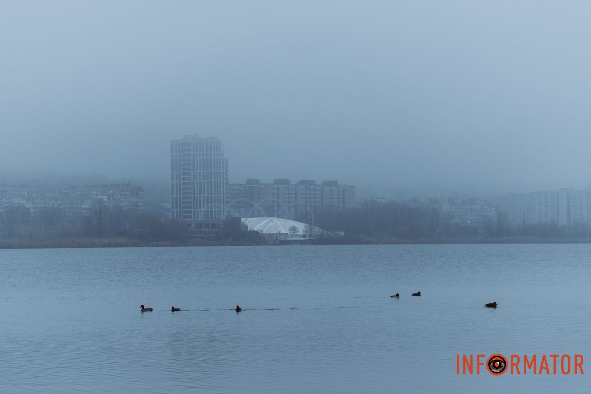 Будинки ніби розчинились у світлій імлі