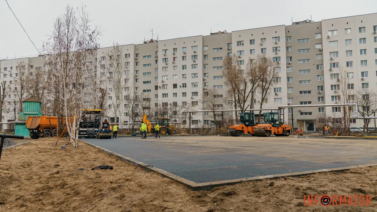 У Дніпрі ремонтують двір будинку №118 на Набережній Перемоги, в який влучила ворожа ракета: як виглядає місце робіт