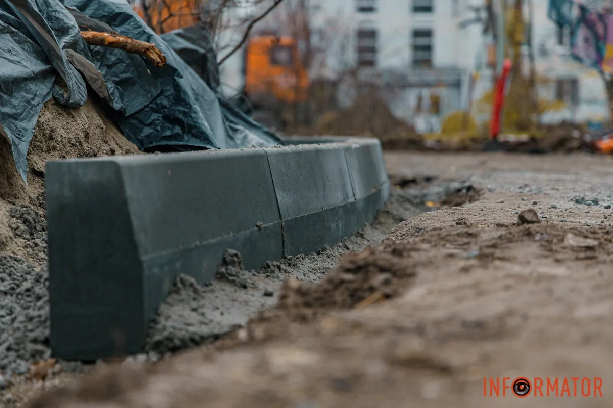 Двір будинку ремонтують