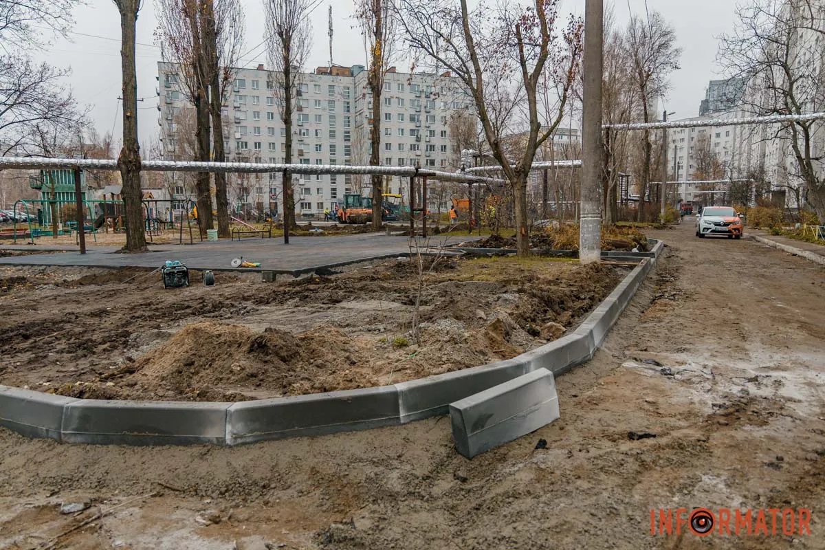 У Дніпрі ремонтують двір будинку №118 на Набережній Перемоги, в який влучила ворожа ракета: як виглядає місце робіт 7