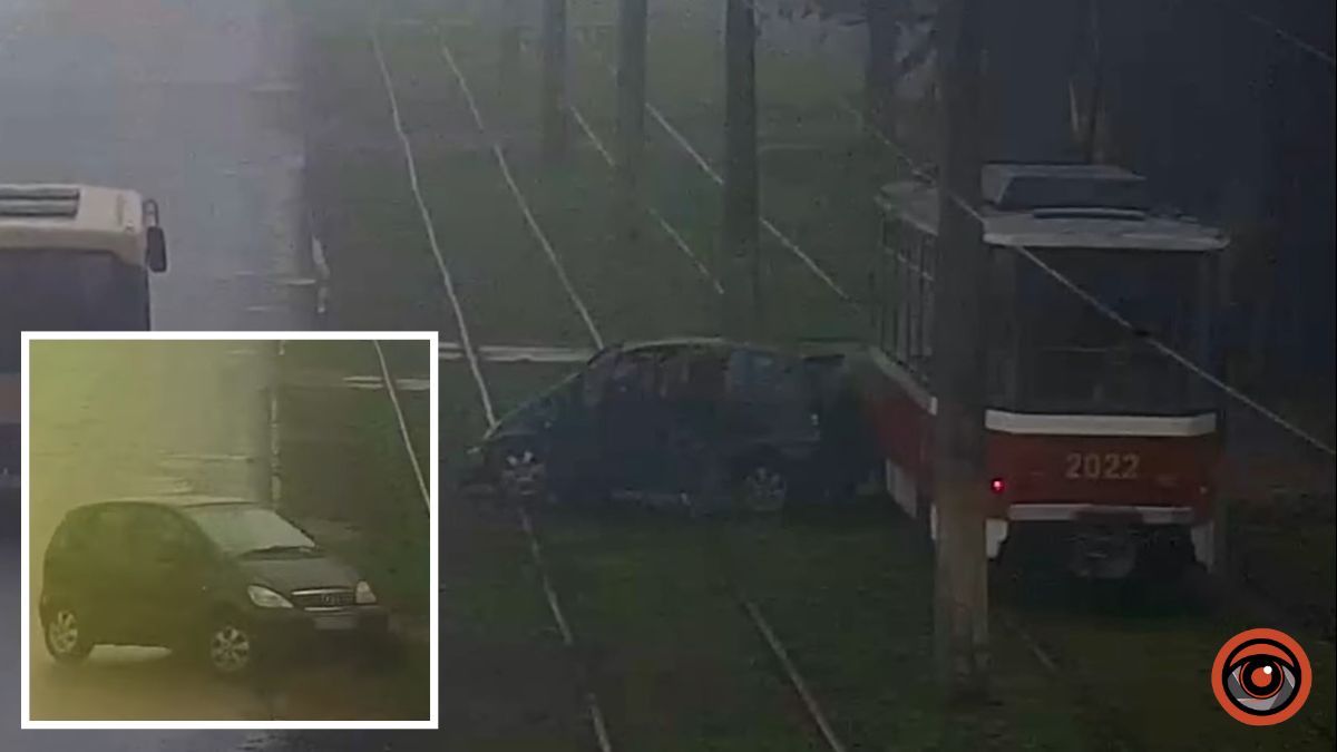 В Каменском Mercedes врезался в трамвай: момент ДТП