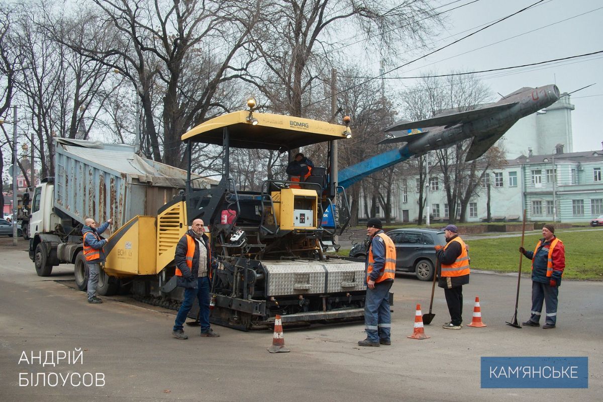 Не дивлячись на скорочення фінансування робіт з благоустрою, комунальні служби в місті працюють Не дивлячись на скорочення фінансування робіт з благоустрою, комунальні служби в місті працюють