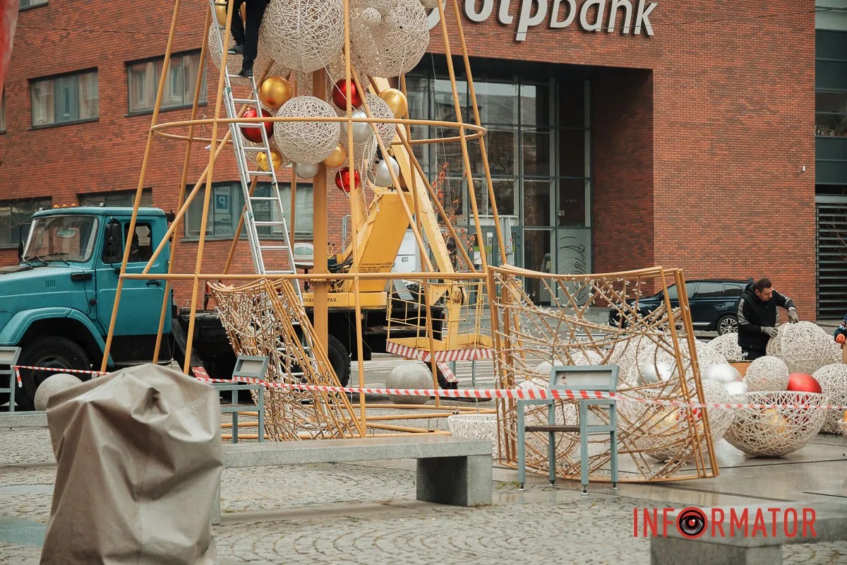 Попри нічні вибухи: у Дніпрі на Кельнському бульварі встановлюють новорічну ялинку 2