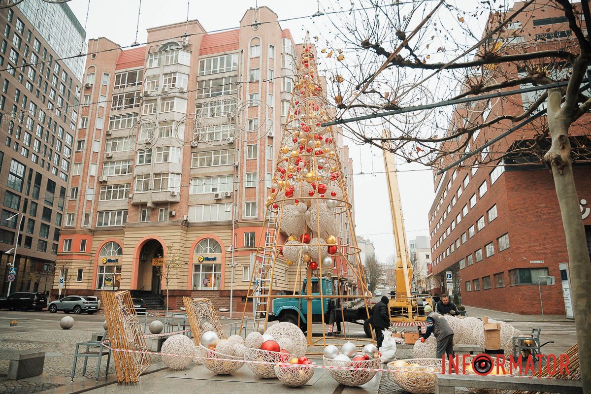 Попри нічні вибухи: у Дніпрі на Кельнському бульварі встановлюють новорічну ялинку 4