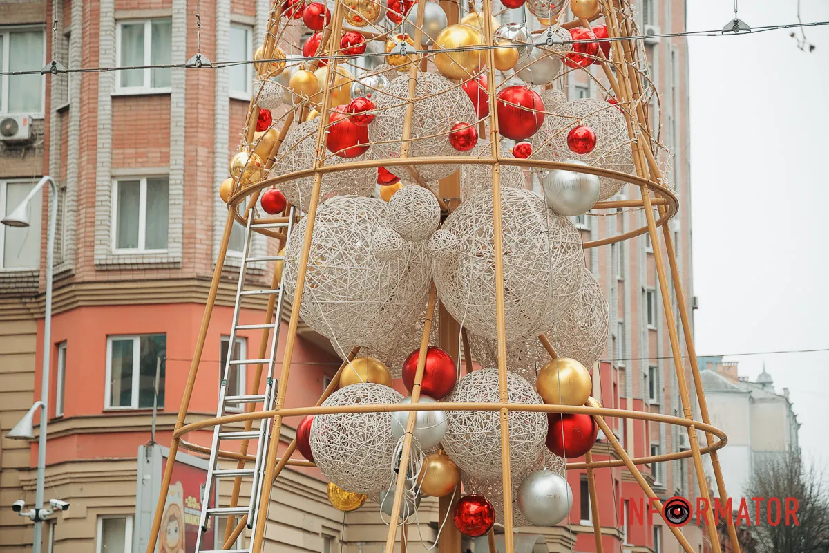Попри нічні вибухи: у Дніпрі на Кельнському бульварі встановлюють новорічну ялинку 3