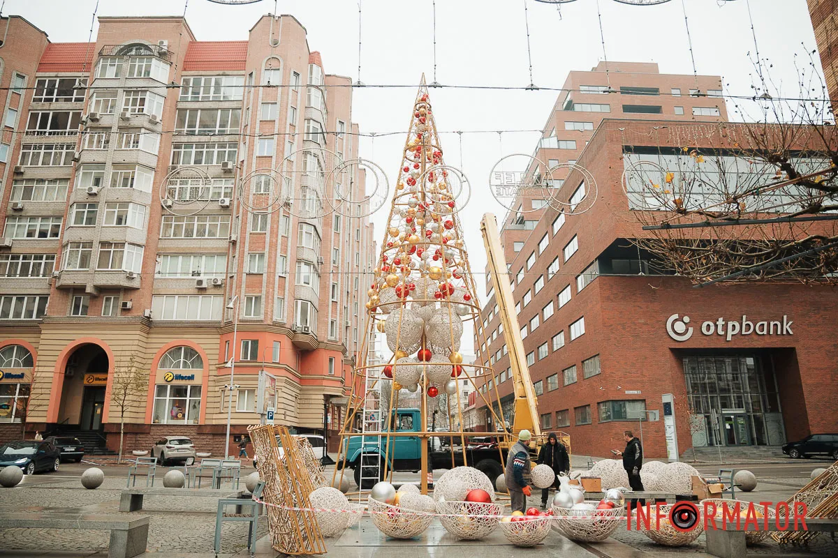 Попри нічні вибухи: у Дніпрі на Кельнському бульварі встановлюють новорічну ялинку 5