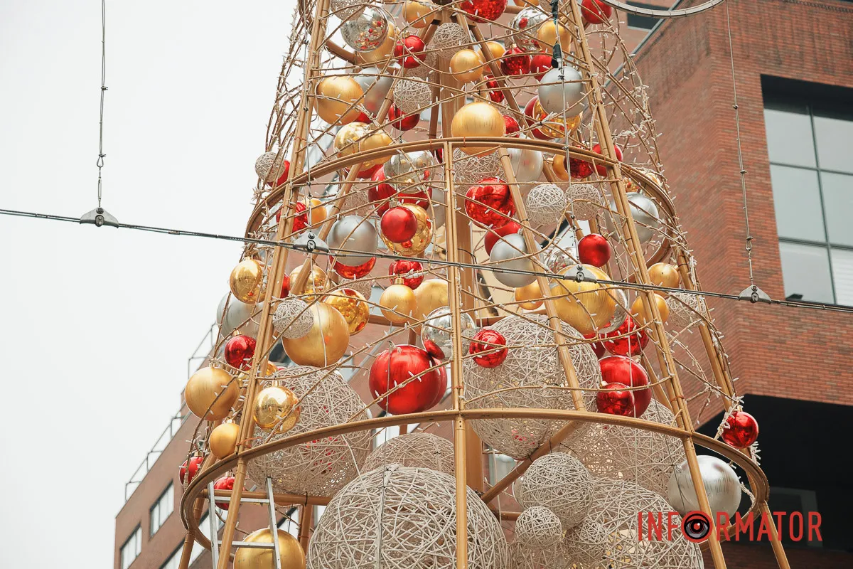 Попри нічні вибухи: у Дніпрі на Кельнському бульварі встановлюють новорічну ялинку 6