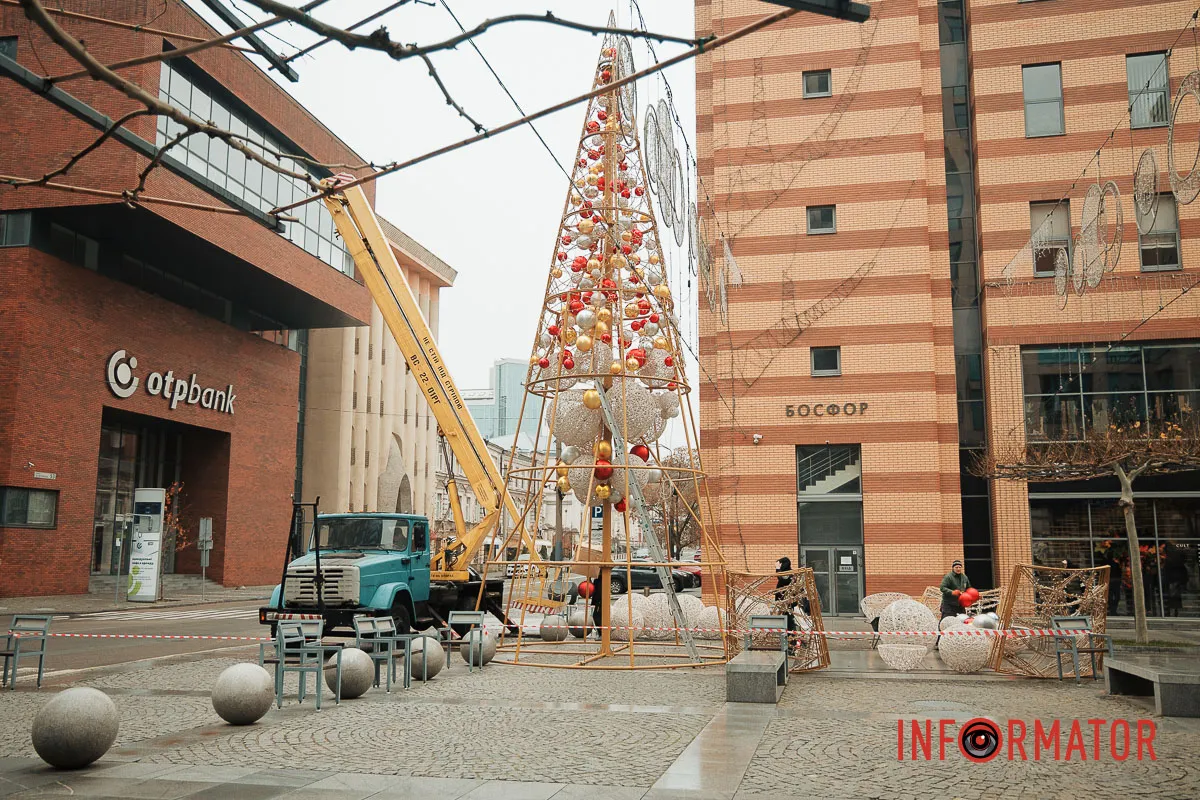 Попри нічні вибухи: у Дніпрі на Кельнському бульварі встановлюють новорічну ялинку 7