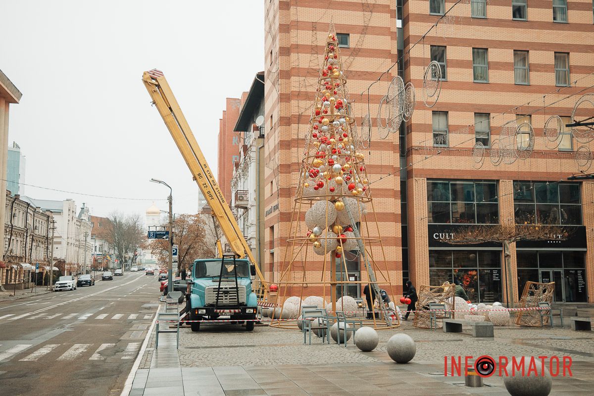 Попри нічні вибухи: у Дніпрі на Кельнському бульварі встановлюють новорічну ялинку 8