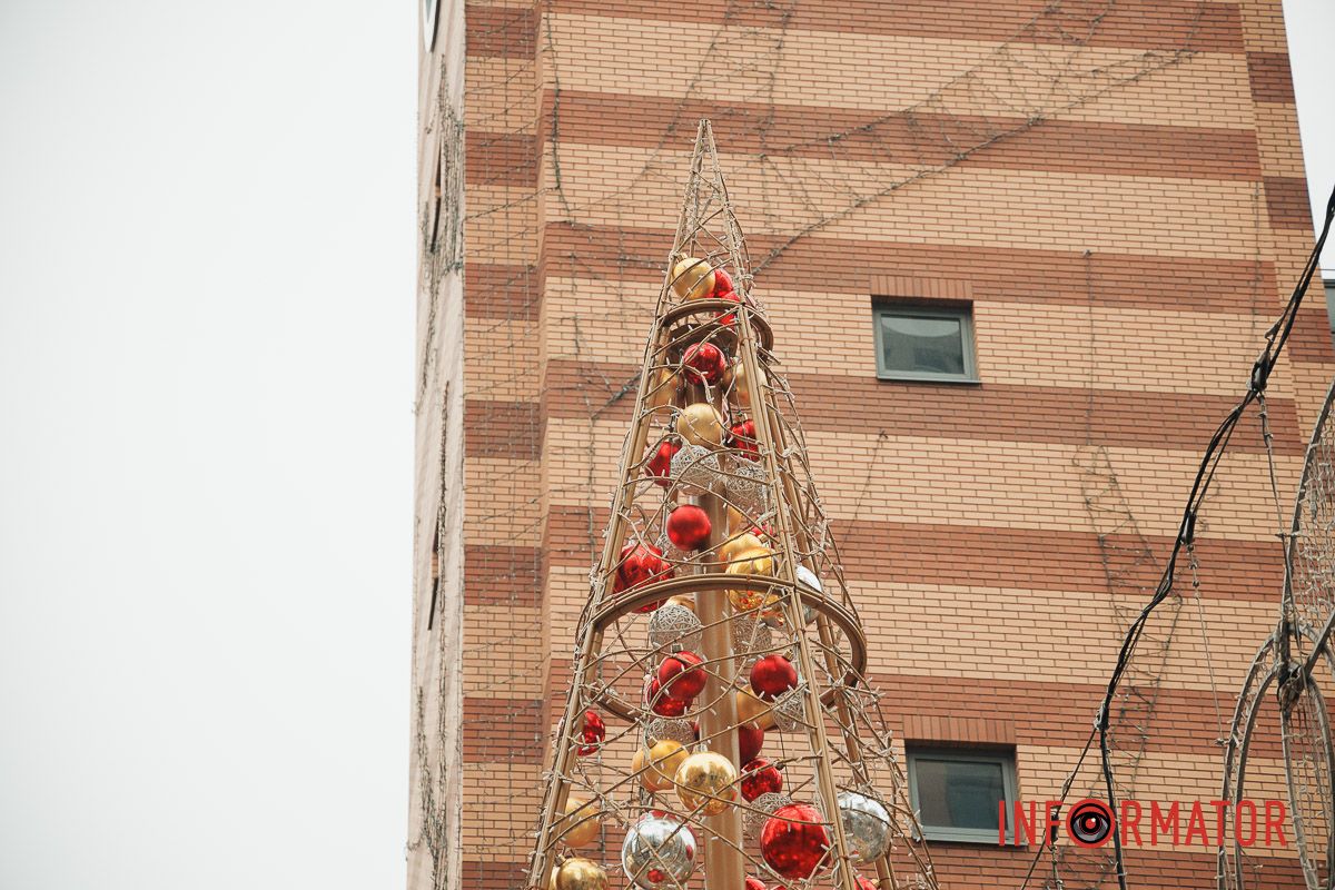 Попри нічні вибухи: у Дніпрі на Кельнському бульварі встановлюють новорічну ялинку 9
