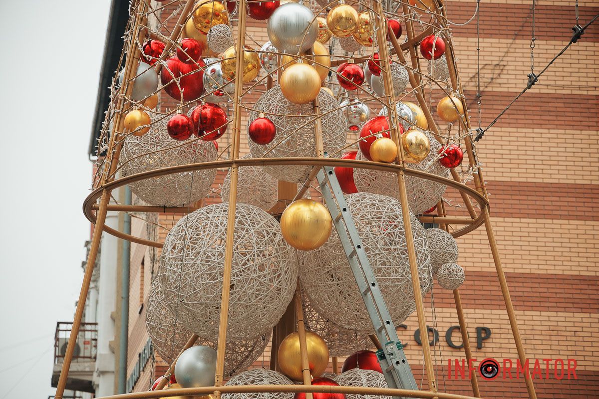 Попри нічні вибухи: у Дніпрі на Кельнському бульварі встановлюють новорічну ялинку 10