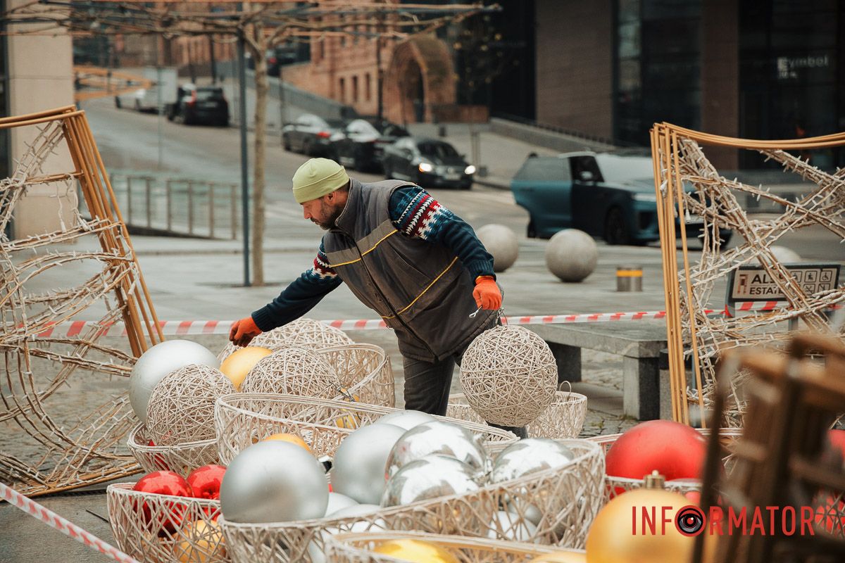 Попри нічні вибухи: у Дніпрі на Кельнському бульварі встановлюють новорічну ялинку 11