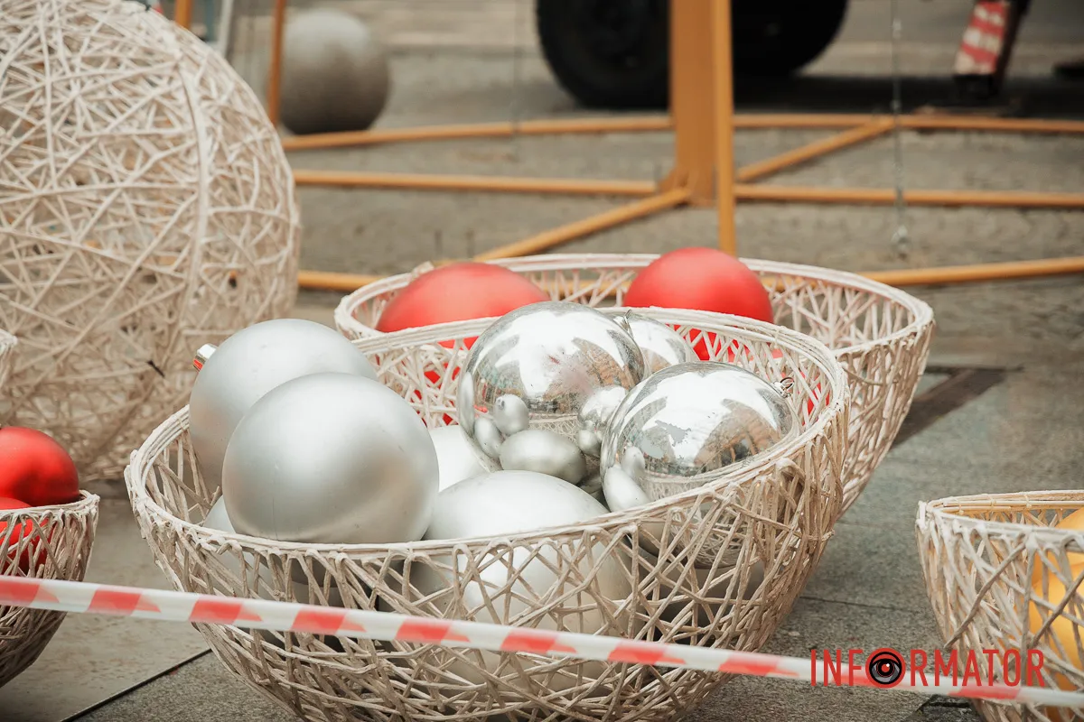 Попри нічні вибухи: у Дніпрі на Кельнському бульварі встановлюють новорічну ялинку 12