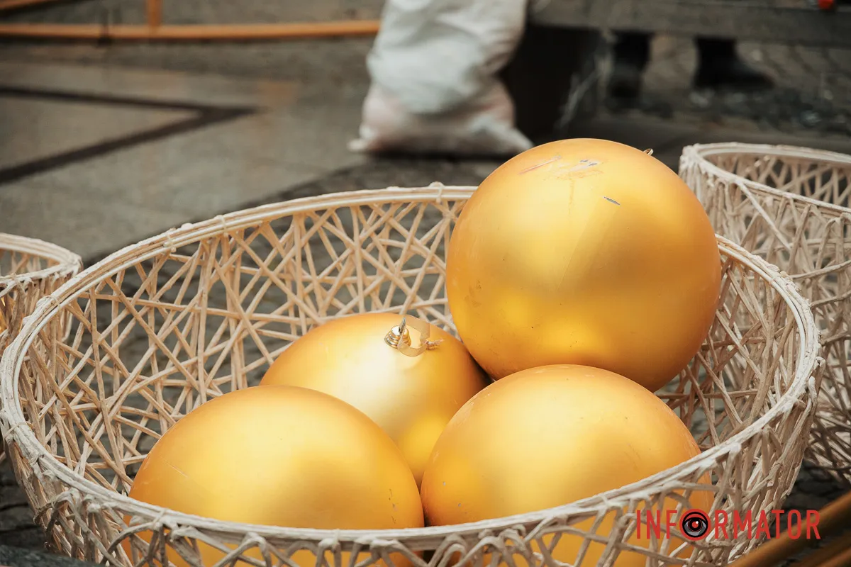 Попри нічні вибухи: у Дніпрі на Кельнському бульварі встановлюють новорічну ялинку 13