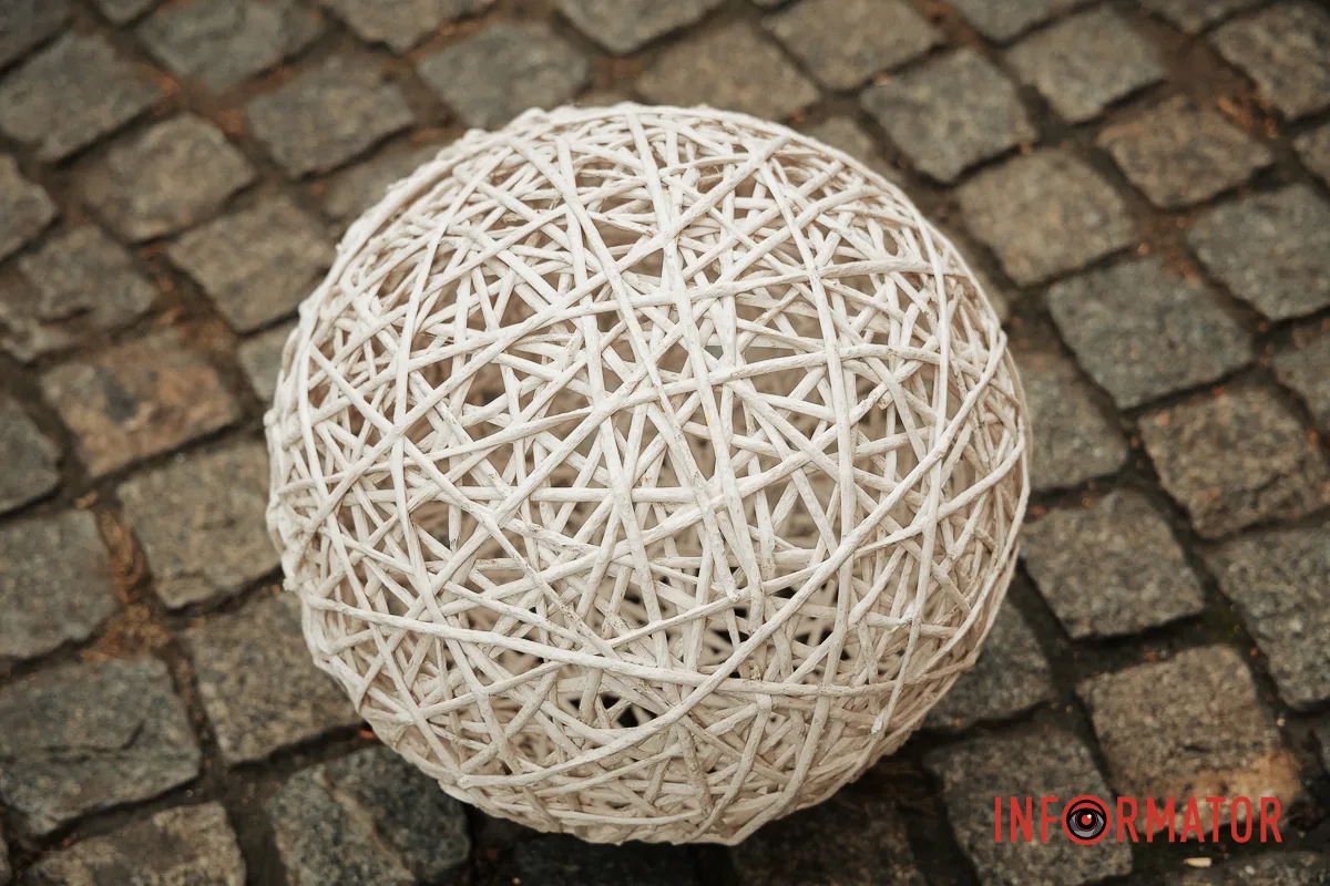 Попри нічні вибухи: у Дніпрі на Кельнському бульварі встановлюють новорічну ялинку 14