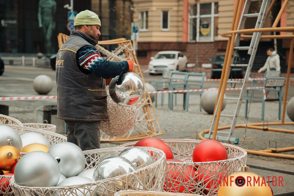 Попри нічні вибухи: у Дніпрі на Кельнському бульварі встановлюють новорічну ялинку 15