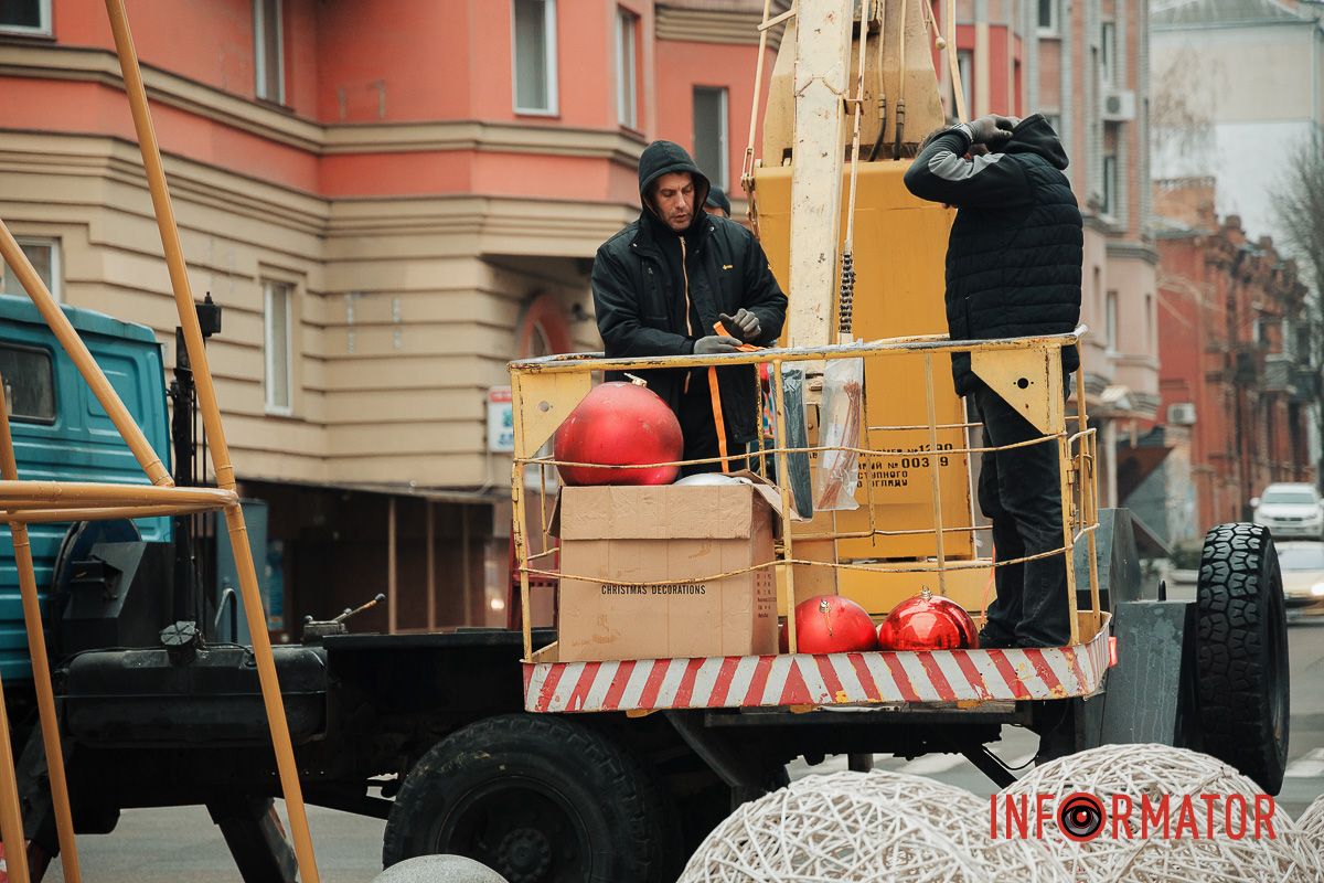 Попри нічні вибухи: у Дніпрі на Кельнському бульварі встановлюють новорічну ялинку 16