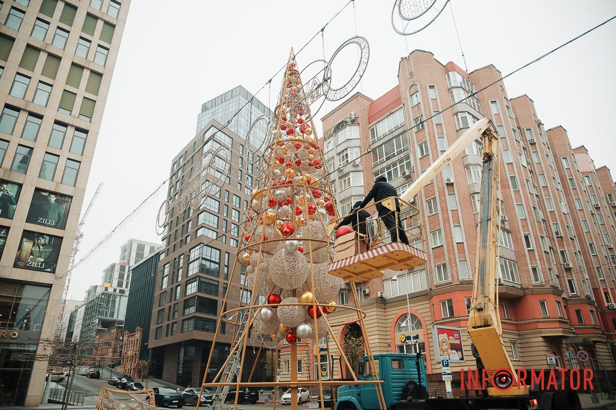 Попри нічні вибухи: у Дніпрі на Кельнському бульварі встановлюють новорічну ялинку 17