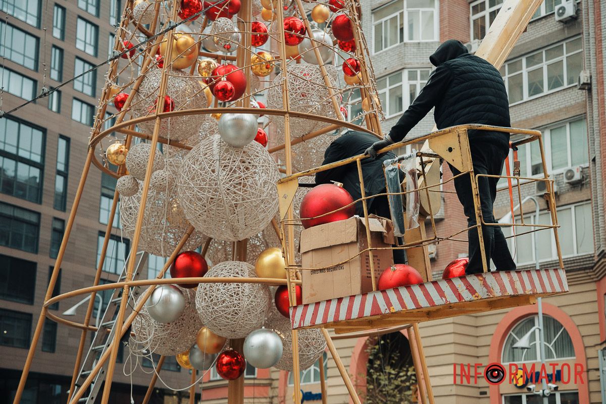Попри нічні вибухи: у Дніпрі на Кельнському бульварі встановлюють новорічну ялинку 18