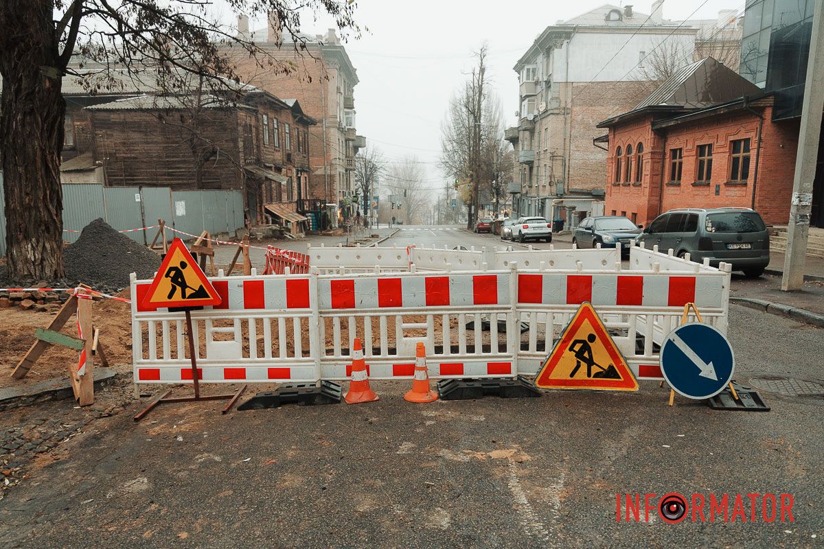 Обмеження руху на узвозі У Дніпрі на Крутогірному узвозі перекрили частину дороги та тротуар 14