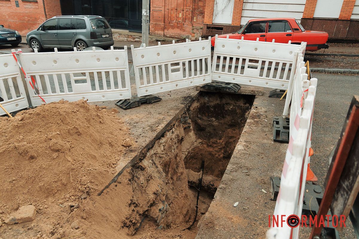 Територію огородили сигнальною стрічкою У Дніпрі на Крутогірному узвозі перекрили частину дороги та тротуар 12