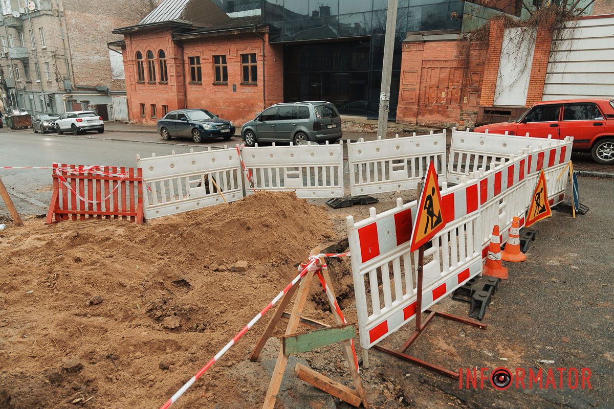 Тротуар тимчасово недоступний У Дніпрі на Крутогірному узвозі перекрили частину дороги та тротуар 11