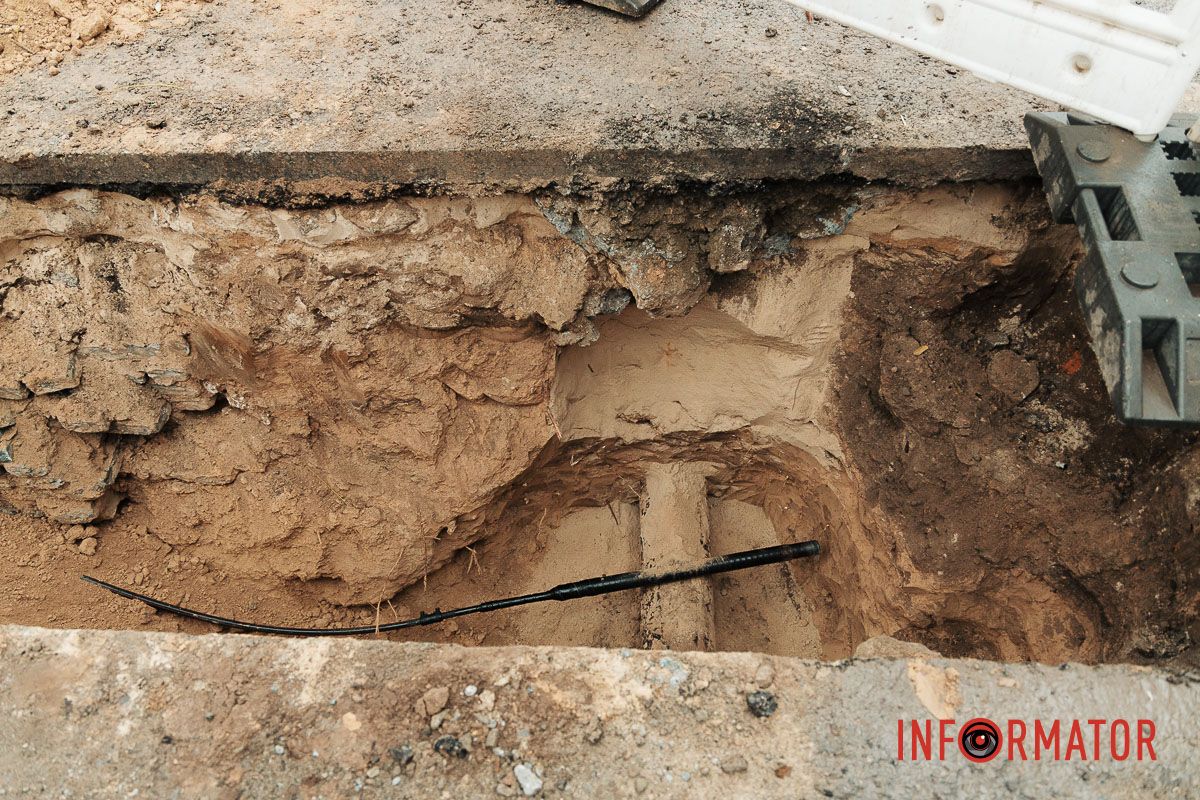 Рух обмежено через роботи У Дніпрі на Крутогірному узвозі перекрили частину дороги та тротуар 10