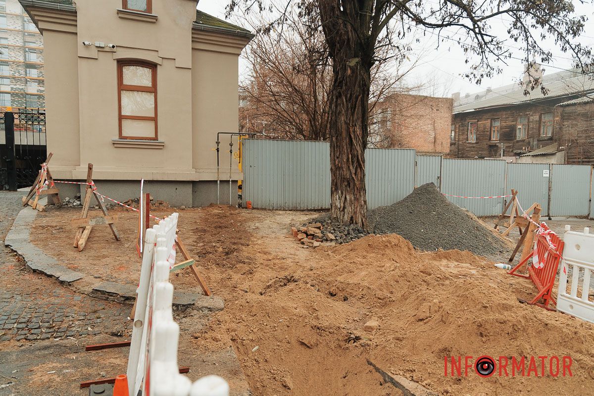 Фото: Максим Якушев У Дніпрі на Крутогірному узвозі перекрили частину дороги та тротуар 8