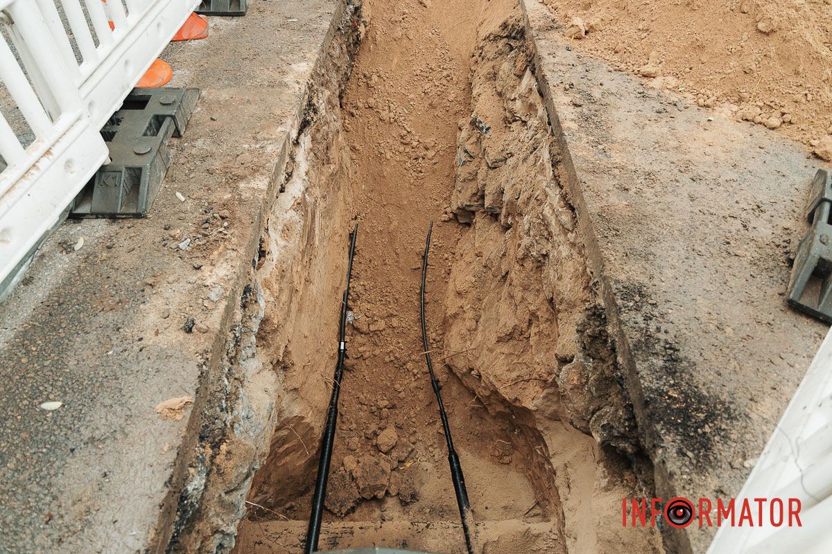 Водіїв та пішоходів просять враховувати це під час планування маршруту та бути уважними поблизу перекритої зони У Дніпрі на Крутогірному узвозі перекрили частину дороги та тротуар 7