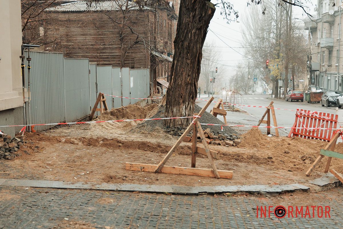 Рух залишається обмеженим У Дніпрі на Крутогірному узвозі перекрили частину дороги та тротуар 6