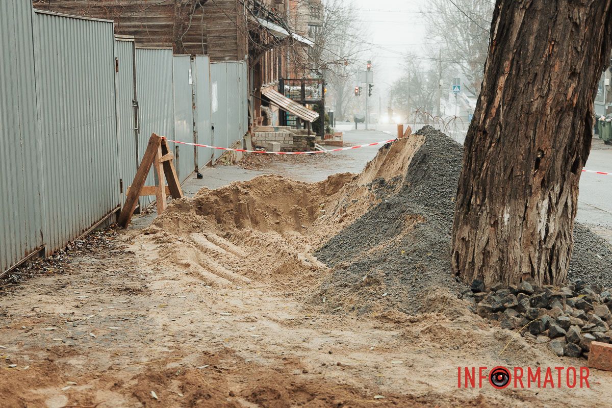Станом на ранок 29 листопада працівників на місці немає У Дніпрі на Крутогірному узвозі перекрили частину дороги та тротуар 5