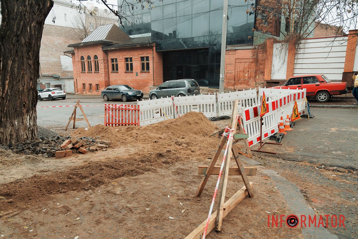 Територію огородили сигнальними стрічками, парканом та тимчасовими дорожніми знаками У Дніпрі на Крутогірному узвозі перекрили частину дороги та тротуар 4