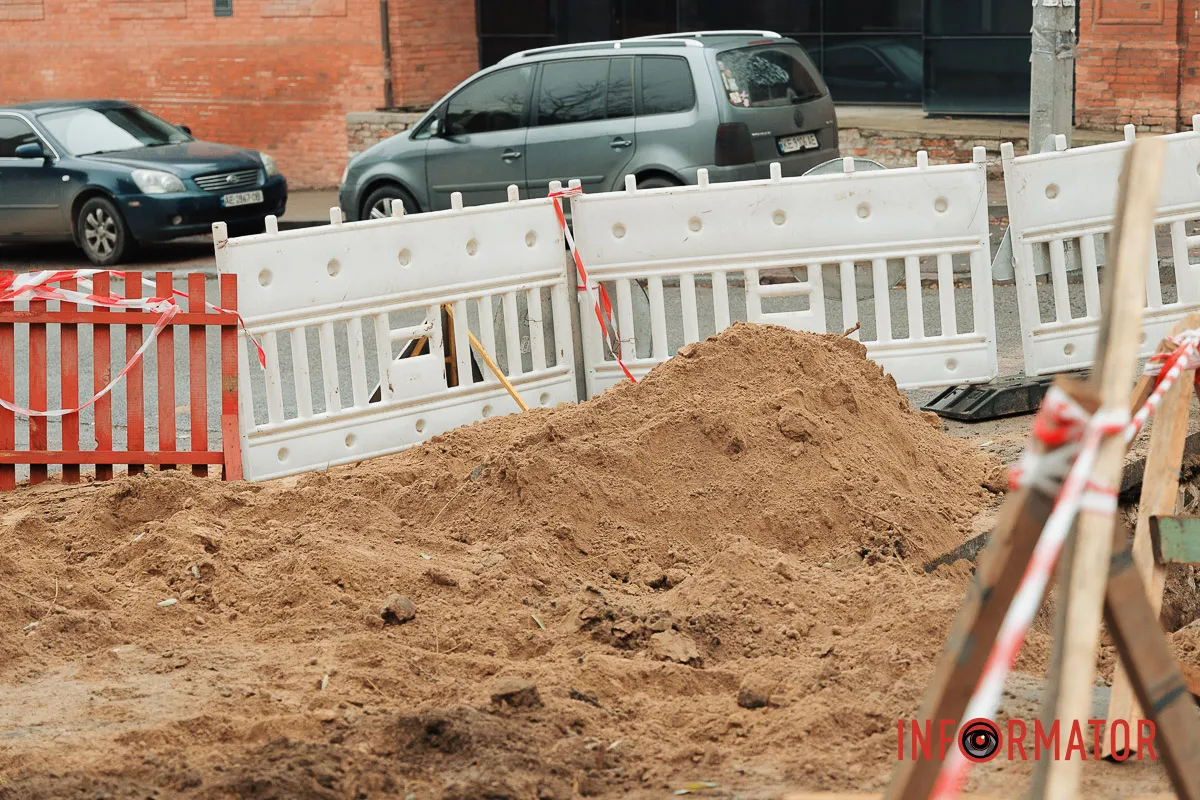 На ділянці тривають ремонтні роботи У Дніпрі на Крутогірному узвозі перекрили частину дороги та тротуар 3