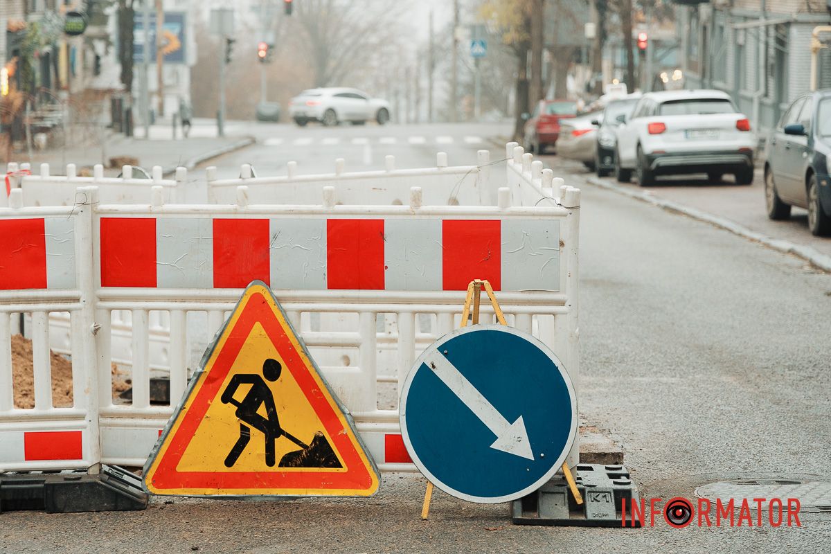 У Дніпрі на Крутогірному узвозі тимчасово перекрили одну смугу руху та тротуар У Дніпрі на Крутогірному узвозі перекрили частину дороги та тротуар 1