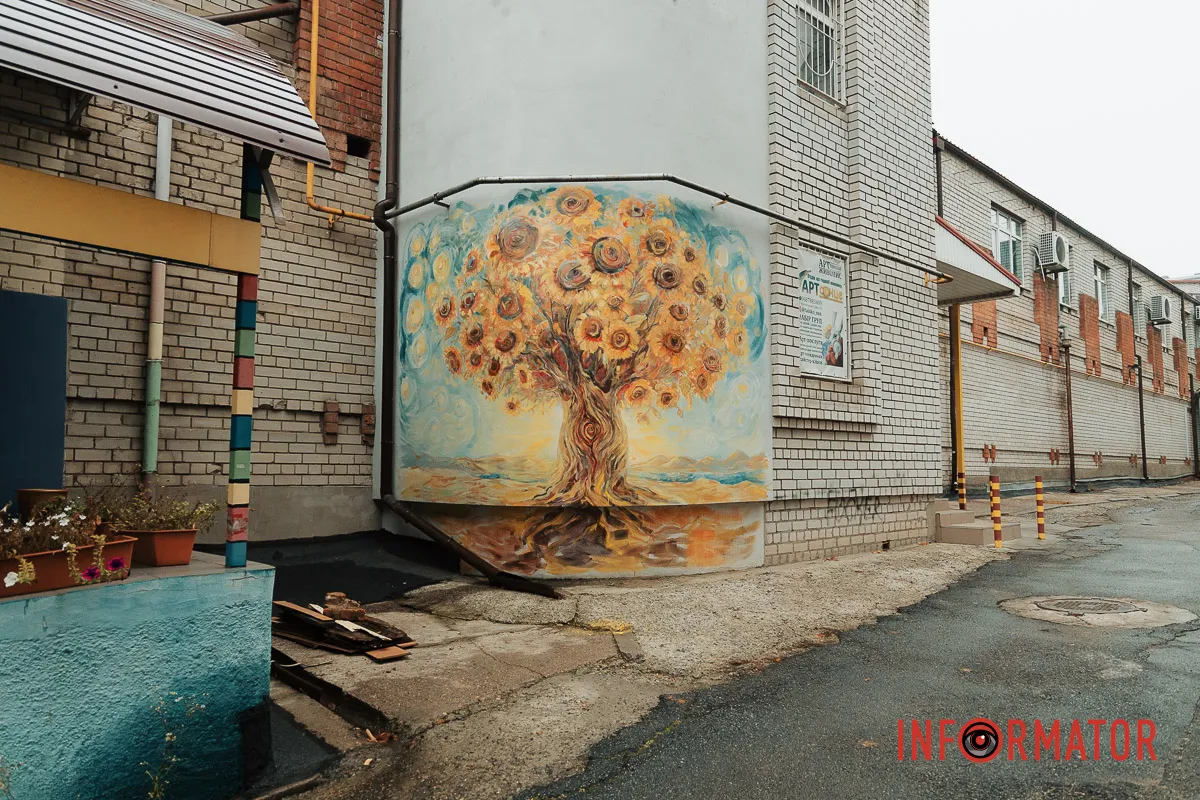 Новый мурал в Днепре на Крутогорном спуске: символизирующий дерево из подсолнухов.