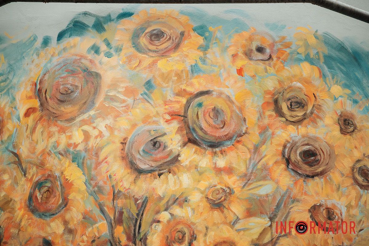 Новый мурал в Днепре на Крутогорном спуске: символизирующий дерево из подсолнухов.