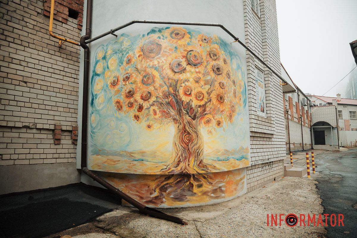 Новый мурал в Днепре на Крутогорном спуске: символизирующий дерево из подсолнухов.