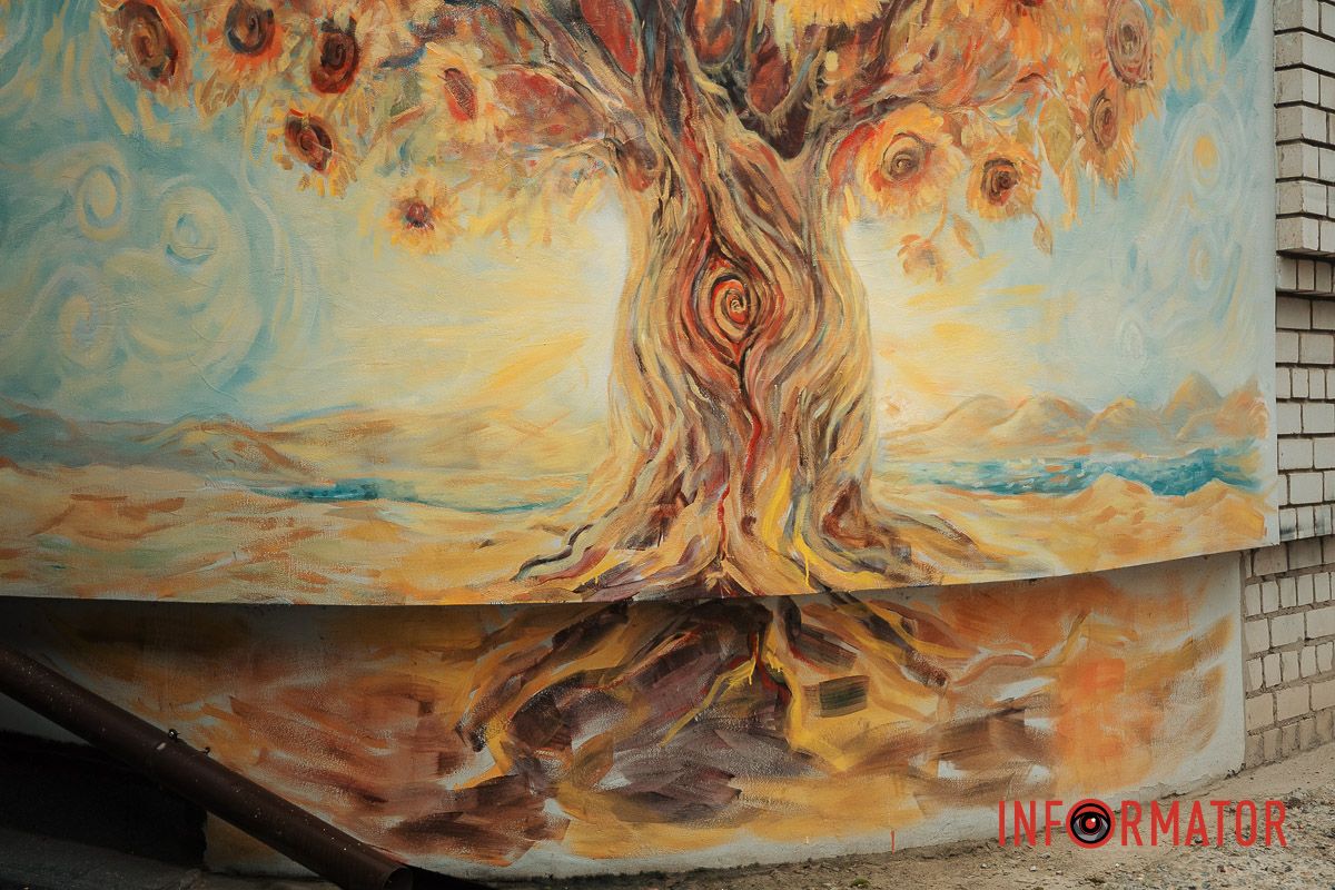 Новый мурал в Днепре на Крутогорном спуске: символизирующий дерево из подсолнухов.