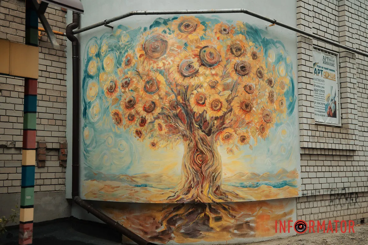 Новый мурал в Днепре на Крутогорном спуске: символизирующий дерево из подсолнухов 7