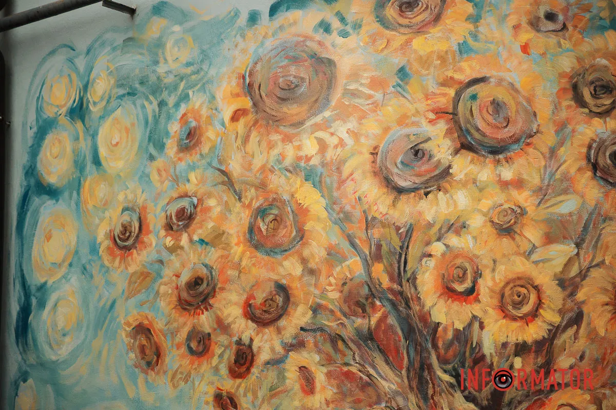 Новый мурал в Днепре на Крутогорном спуске: символизирующий дерево из подсолнухов.