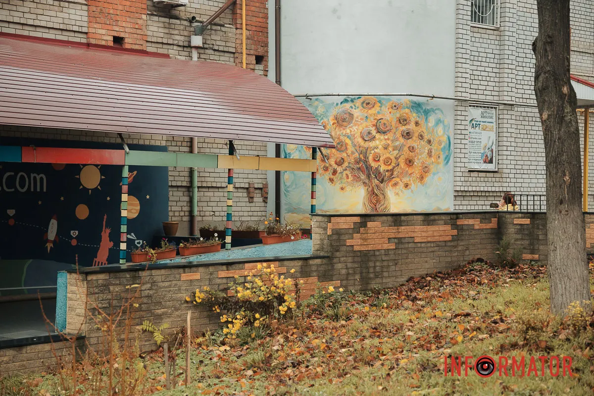 Новый мурал в Днепре на Крутогорном спуске: символизирующий дерево из подсолнухов.