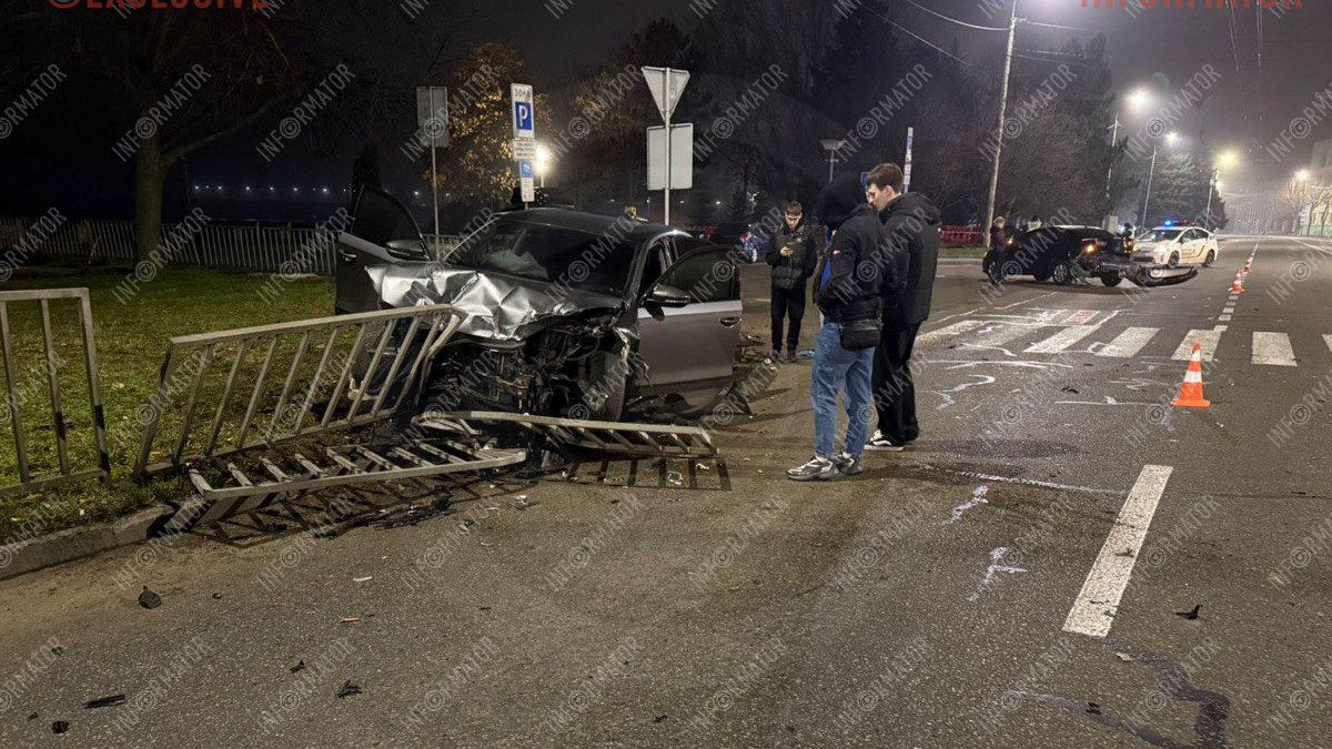 У Дніпрі біля “Поплавка” Volkswagen після зіткнення з Mitsubishi влетів у паркан: потрібні свідки