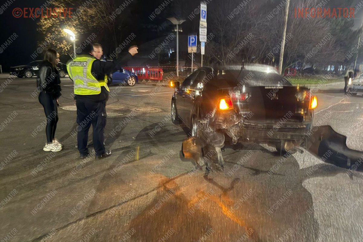 У Дніпрі біля “Поплавка” Volkswagen після зіктення з Mitsubishi влетів у паркан: потрібні свідки 6