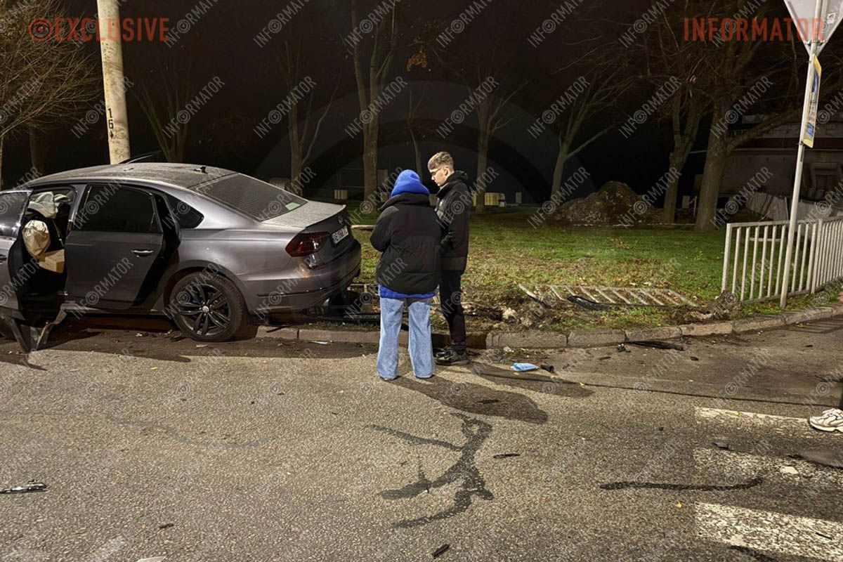 У Дніпрі біля “Поплавка” Volkswagen після зіктення з Mitsubishi влетів у паркан: потрібні свідки 9