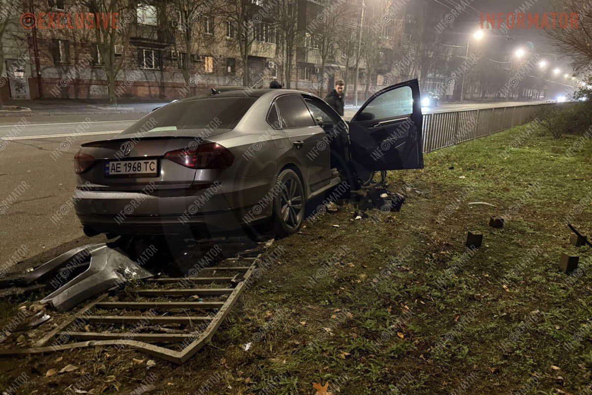 У Дніпрі біля “Поплавка” Volkswagen після зіктення з Mitsubishi влетів у паркан: потрібні свідки 7