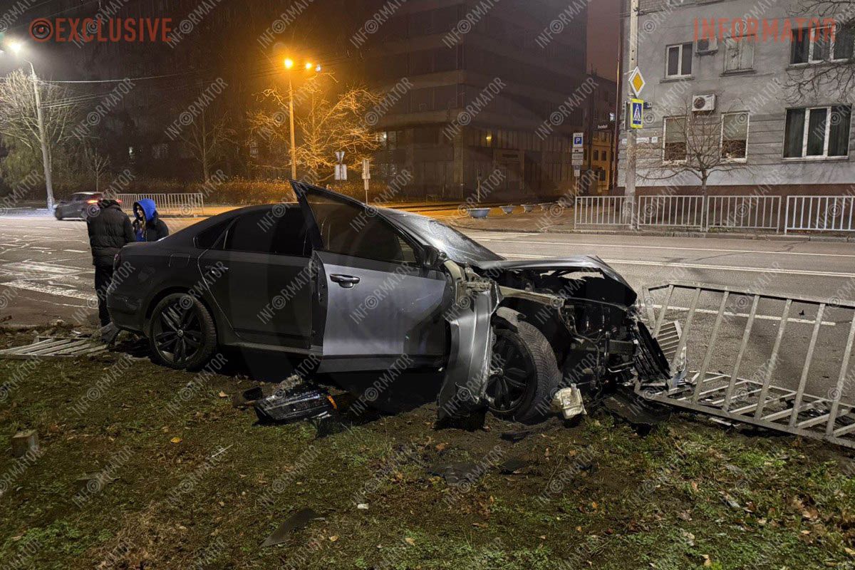 У Дніпрі біля “Поплавка” Volkswagen після зіктення з Mitsubishi влетів у паркан: потрібні свідки 10